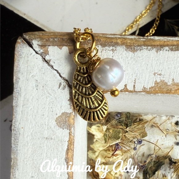 Freshwater pearl gold seashell dainty necklace - Picture 1 of 1